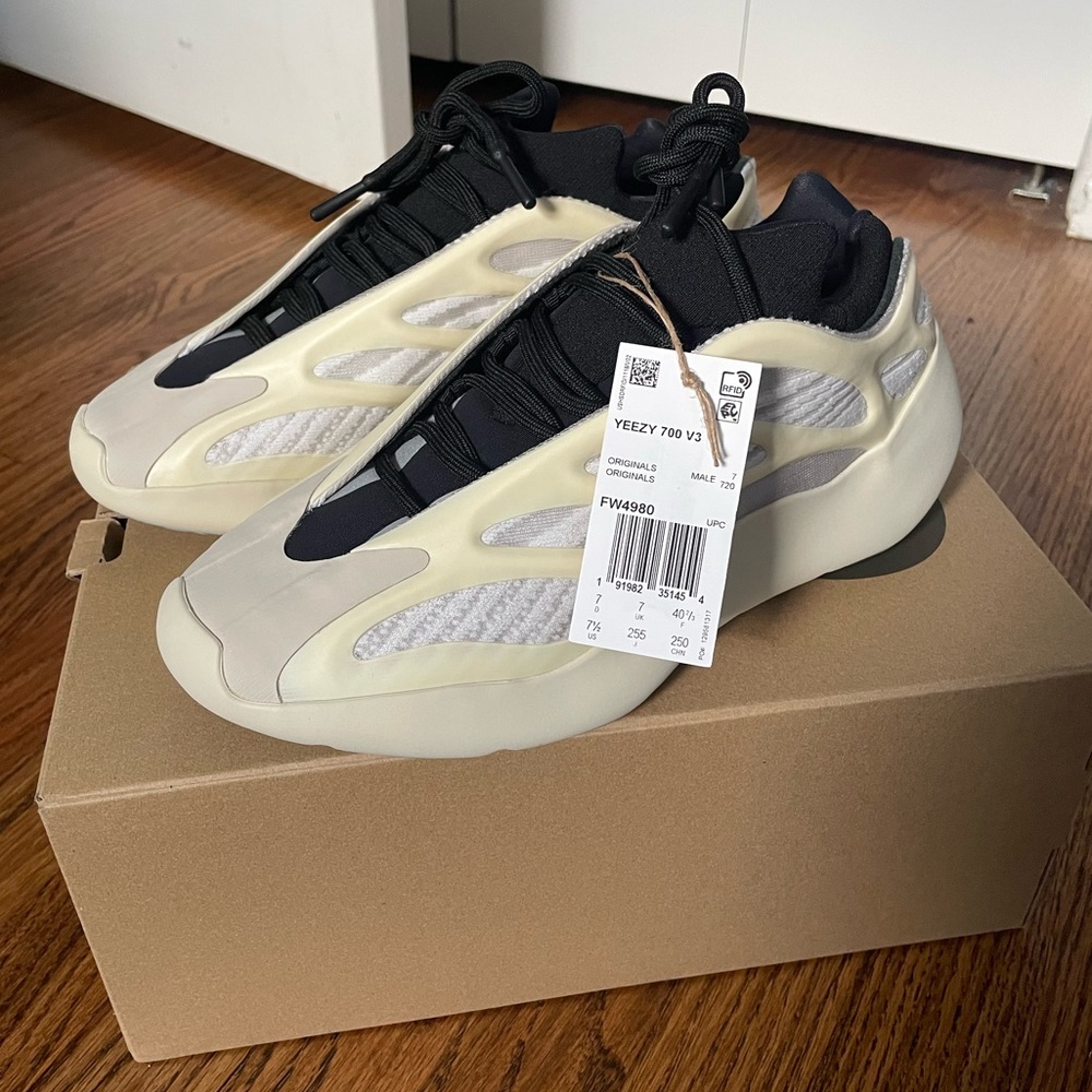 Yeezy 700 v3